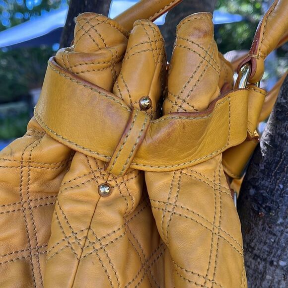 MARC JACOBS RARE mustard yellow calfskin quilted leather shoulder purse. - Picture 7 of 16
